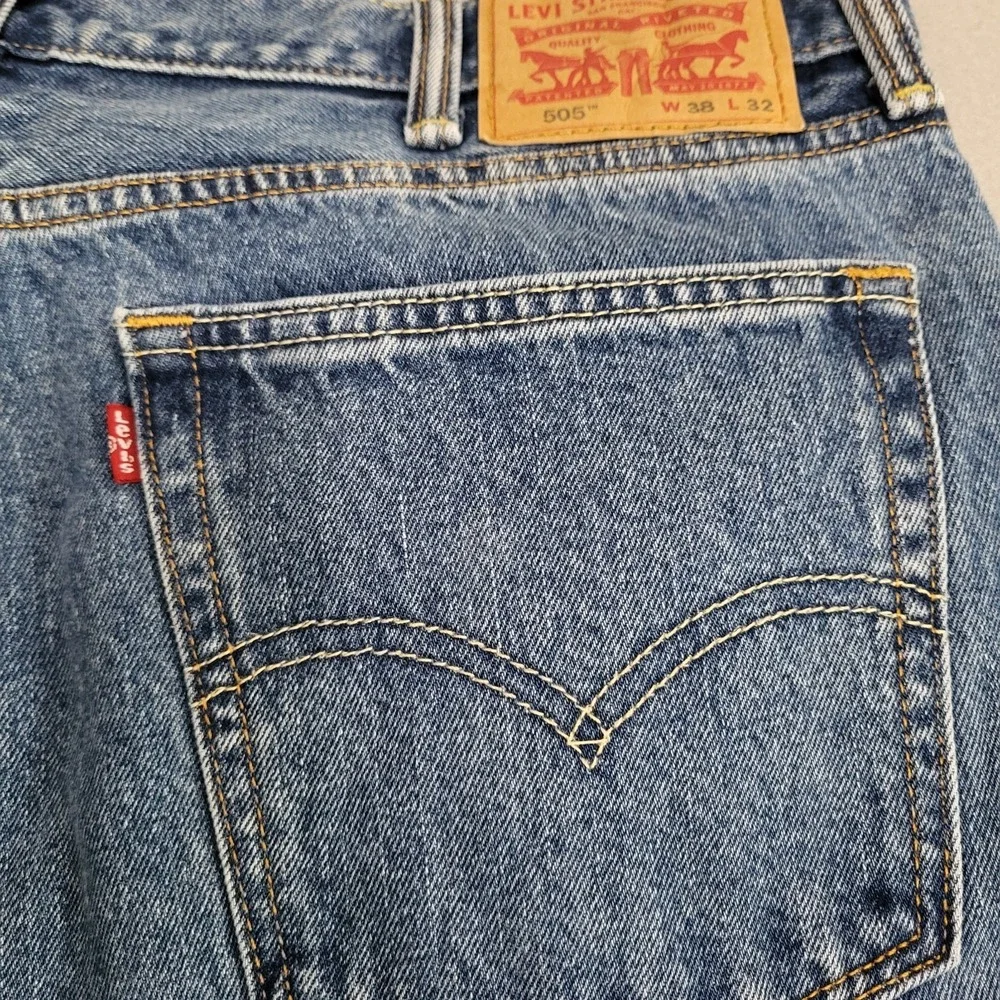 Levi's 505 Denim Blue Jeans Medium Wash Straight Leg Men's 38 X 32